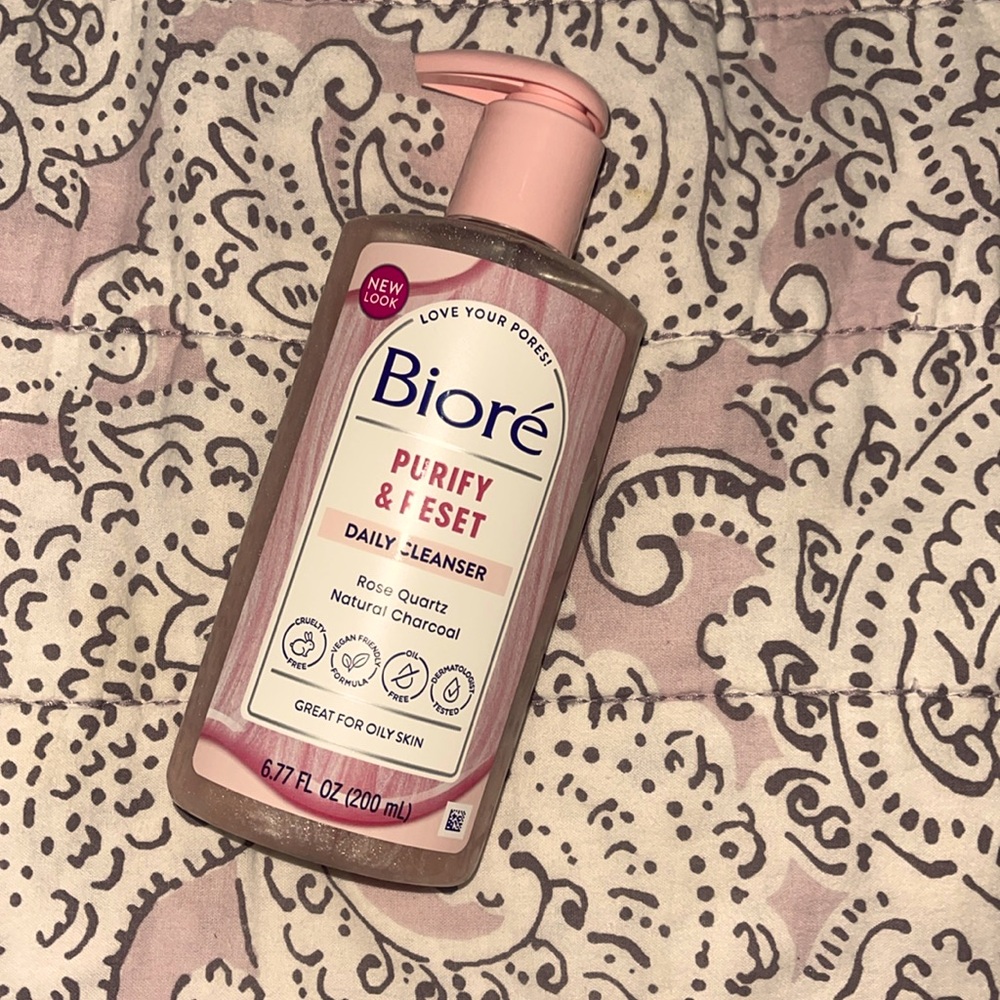 Bioré: Purify & Reset Daily Cleanser: Rose Quartz & Charcoal - Brand New! 🩷